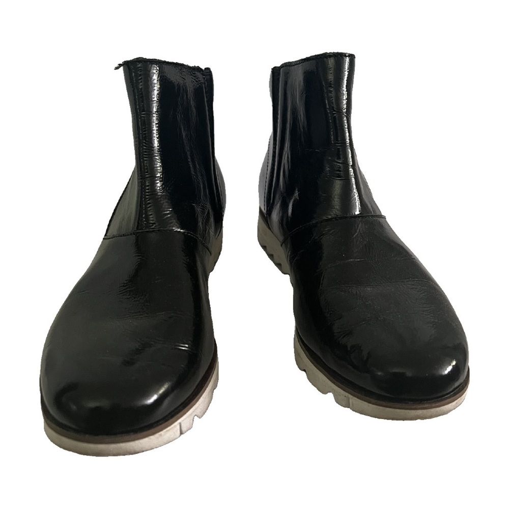 Sorel Womens Harlow Zip Patent Leather Black Boots Shoes 7. 
Good Condition!